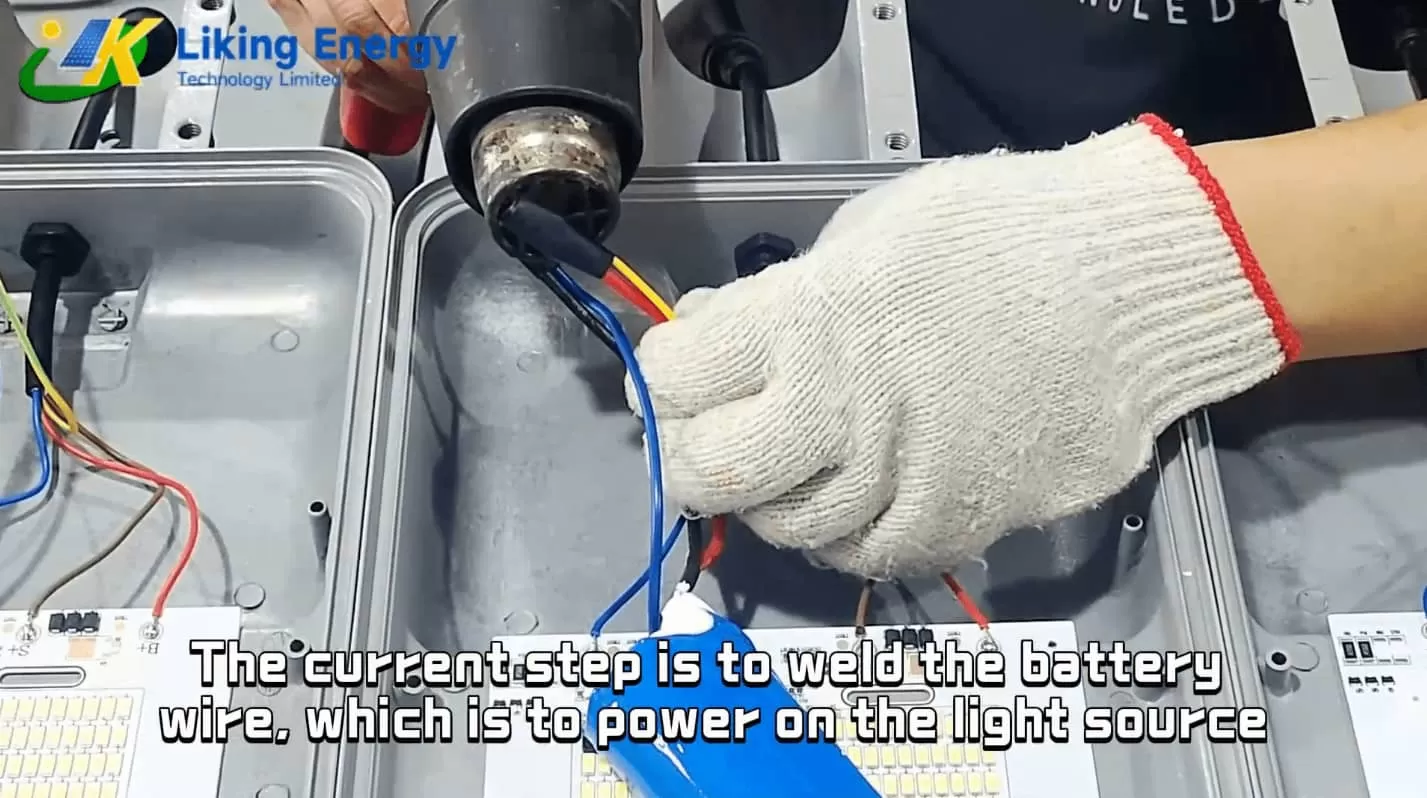 Installieren Sie Liking MP120w Serie wind dicht gestrafftes halb gespaltenes Solar licht